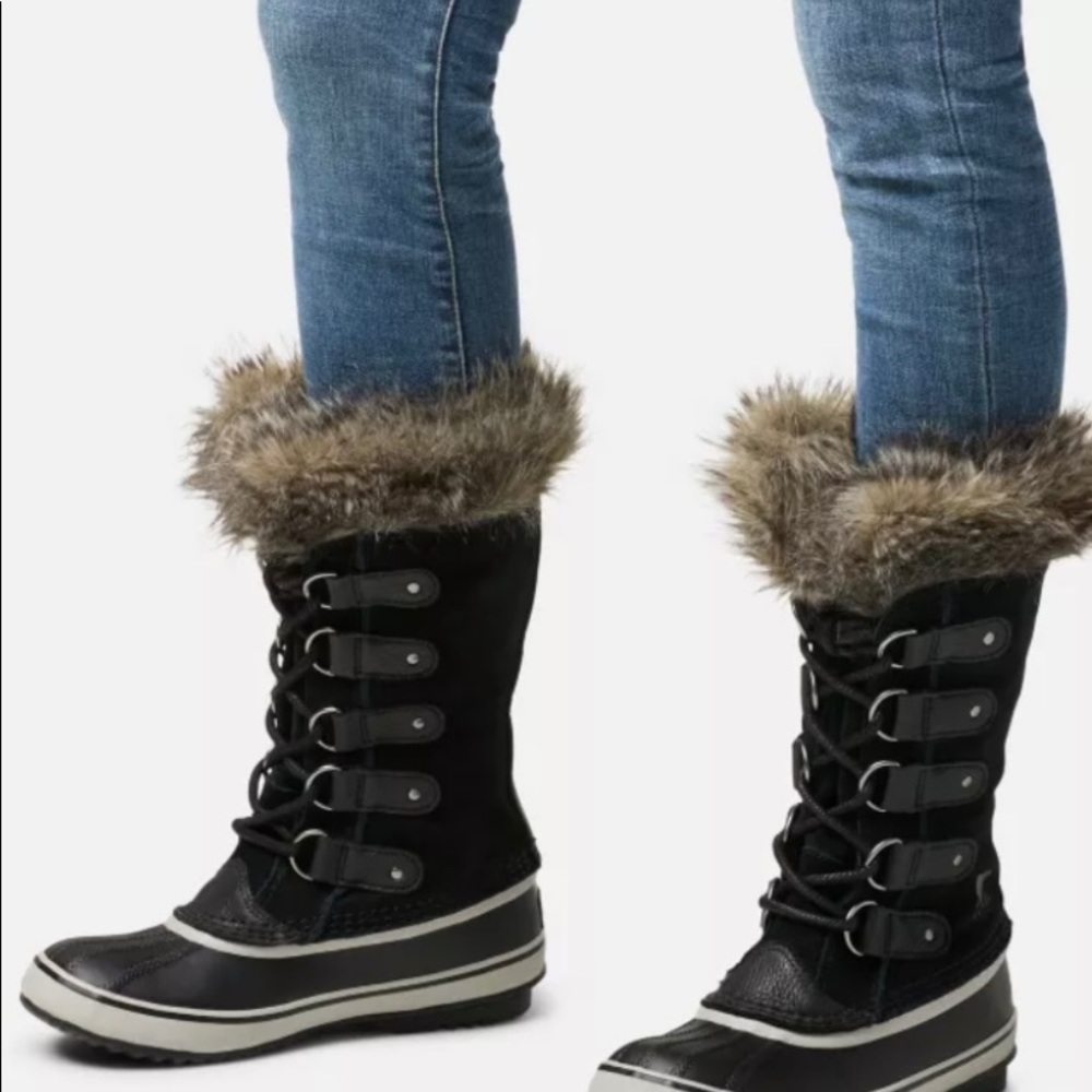 Black Sorel waterproof boots.